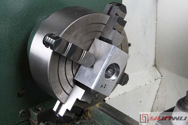 can a 4 jaw chuck hold irregularly shaped work